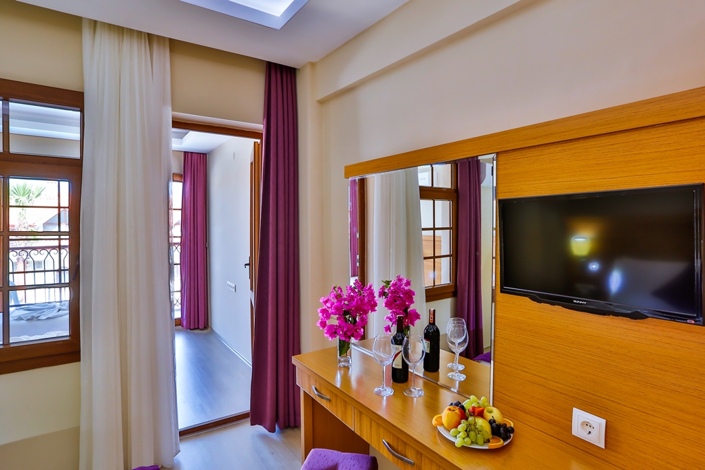 Golden Life Blue & Green Hotel